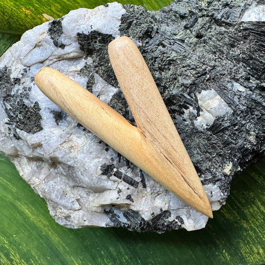 Kuripé – Hand-Carved Self-Applicator from Solid Wood